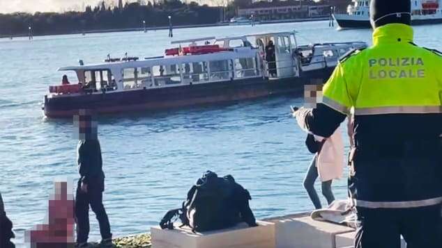 Dëbohet turistja që pozoi e zhveshur në një memorial të luftës në Itali