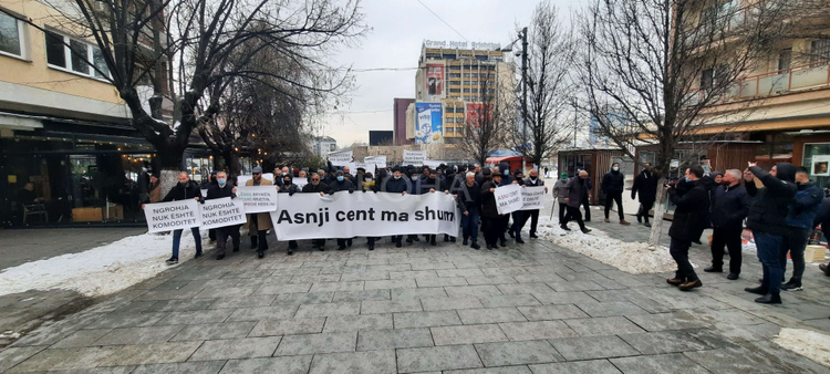 Protestuesit i përgjigjen Kurtit: Ose neve, ose KEDS-in