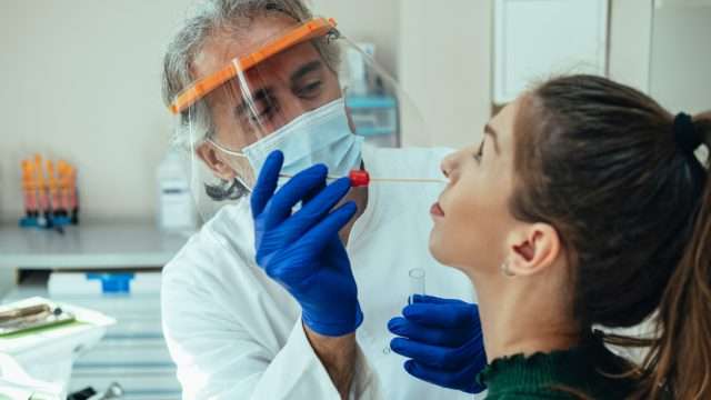 50% e njerëzve me COVID-19 humbasin nuhatjen për një kohë të gjatë