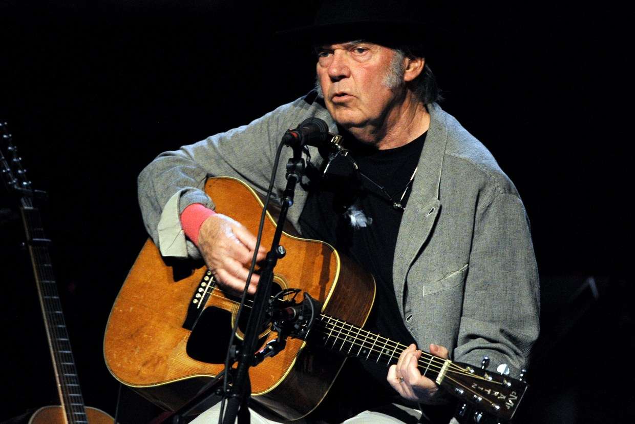Spotify pranon të heqë muzikën e Neil Young pas mosmarrëveshjes me Joe Rogan