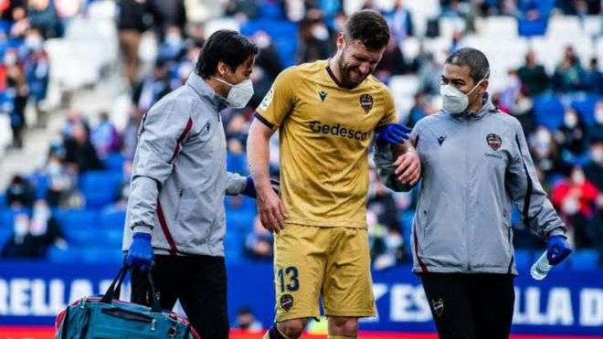 Mustafi heq patericën, bën një hap para në shërimin e tij