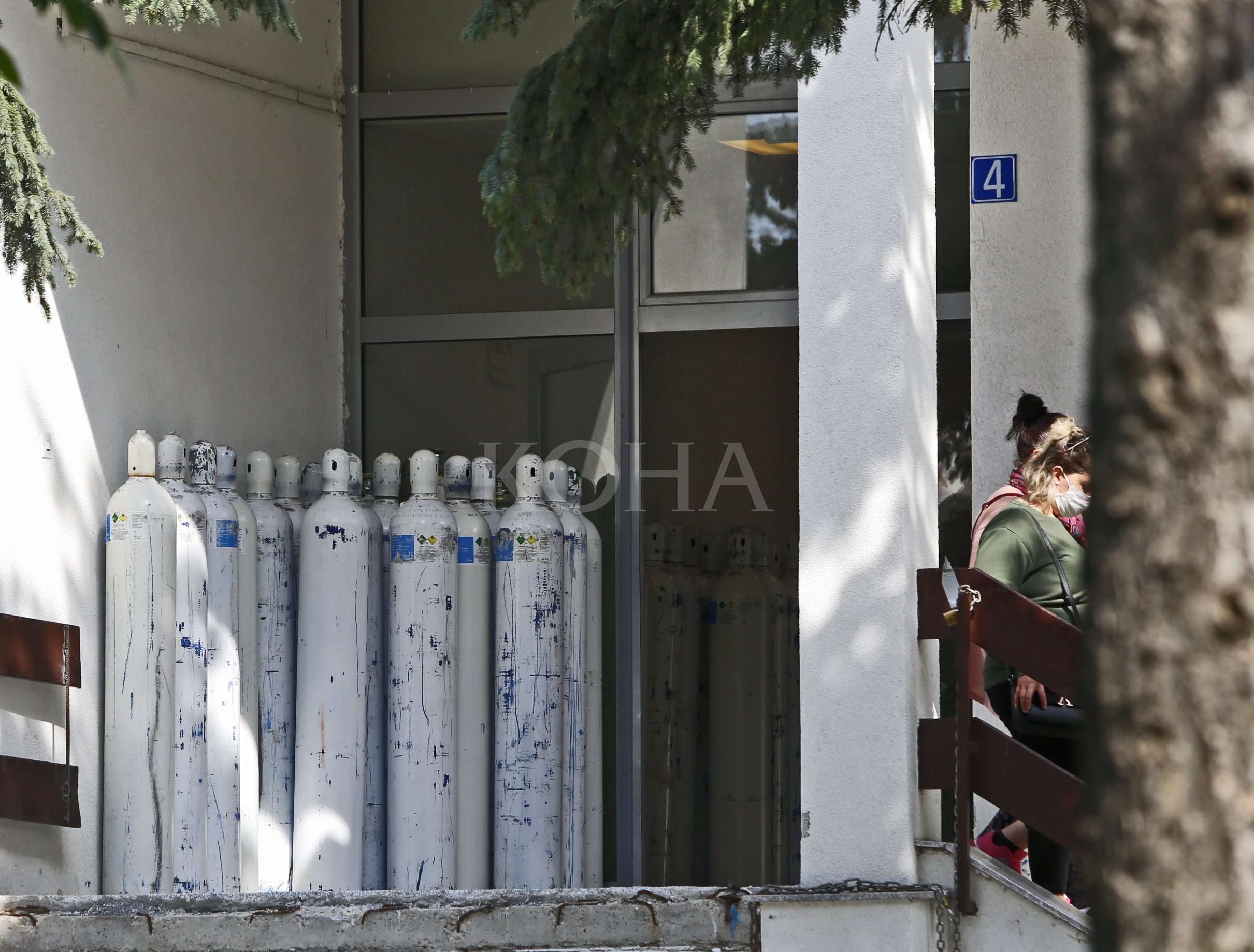 13 shtatzëna e 9 fëmijë po trajtohen për COVID-19 në QKUK