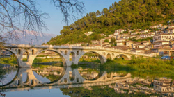 Turistët britanikë mësyjnë Shqipërinë për pushime, sa ndikuan Dua Lipa e Rita Ora