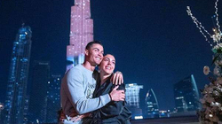 Ronaldo në Dubai me familje, Georgina shtatzënë ekspozon barkun