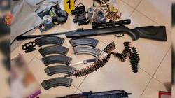 Shqiptarit në Elbasan i gjenden në banesë kallashnikov, mitraloz e plot armë të tjera