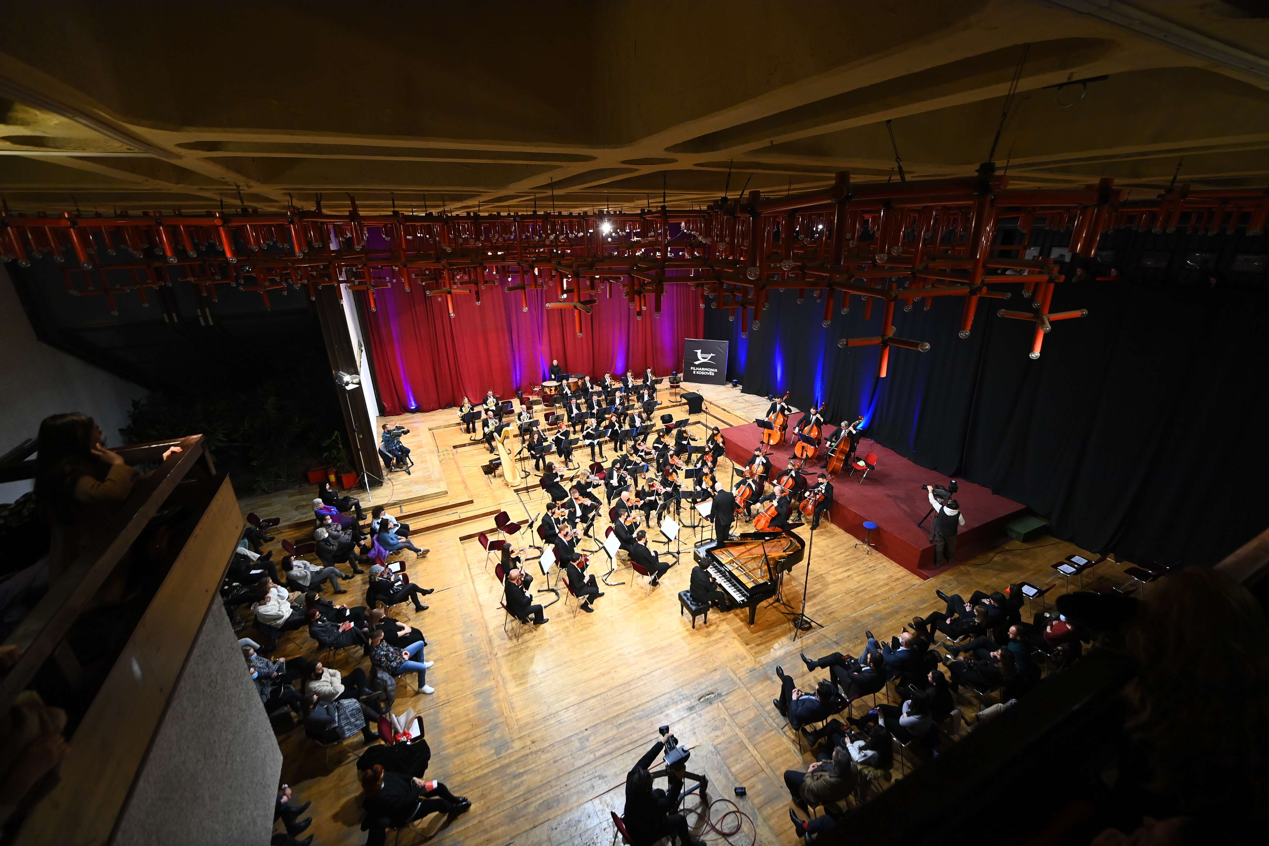 Pianisti mjeshtërisht bashkë me Orkestrën sfidojnë kushtet me romantizëm