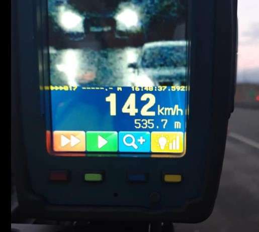 Drejtonte veturën me 142 km/h në zonën 80 km/h, i pezullohet leja për tre muaj