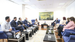 Përfaqësuesit e komuniteteve joshumicë diskutojnë për vettingun me Kurtin
