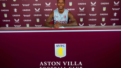 Ashley Young vazhdon kontratën me Aston Villan