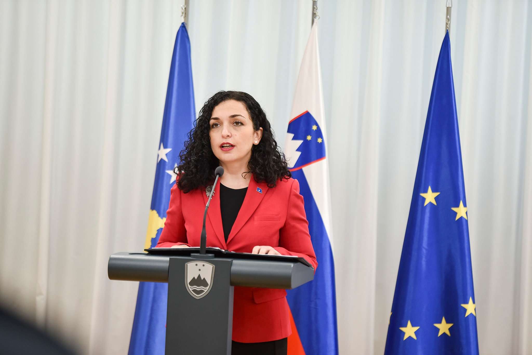 Osmani dekoron me Medaljen Presidenciale Ushtarake ushtarët sllovenë të NATO-s në Kosovë