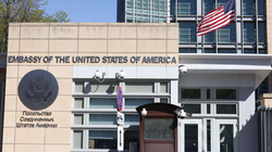 Amerikanët shmangin emërtimin provokues të sheshit ku ndodhet ambasada në Moskë, i japin koordinatat