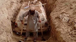 Talebanët zhvarrosin pas 20 vjetësh veturën e ish-liderit që iu fsheh amerikanëve