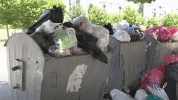 Kompania “Pastrimi” rrit punësimet dhe lë bërllokun në kontejnerë shkaku i borxheve të veta