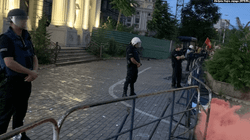 Protestuesit në Maqedoni thyejnë xhamat e MPJ-së, Osmanit ia deformojnë emrin