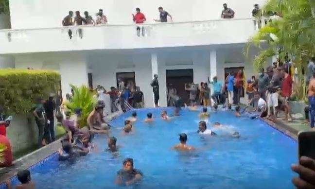 Protestuesit në Sri Lanka që po kërkojnë dorëheqjen e presidentit, lahen në pishinën e tij