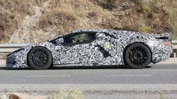 Pasuesi i Aventadorit shihet në testime