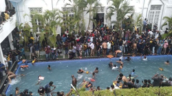 Protestuesit në Sri Lanka “pushtojnë” edhe pishinën e presidentit