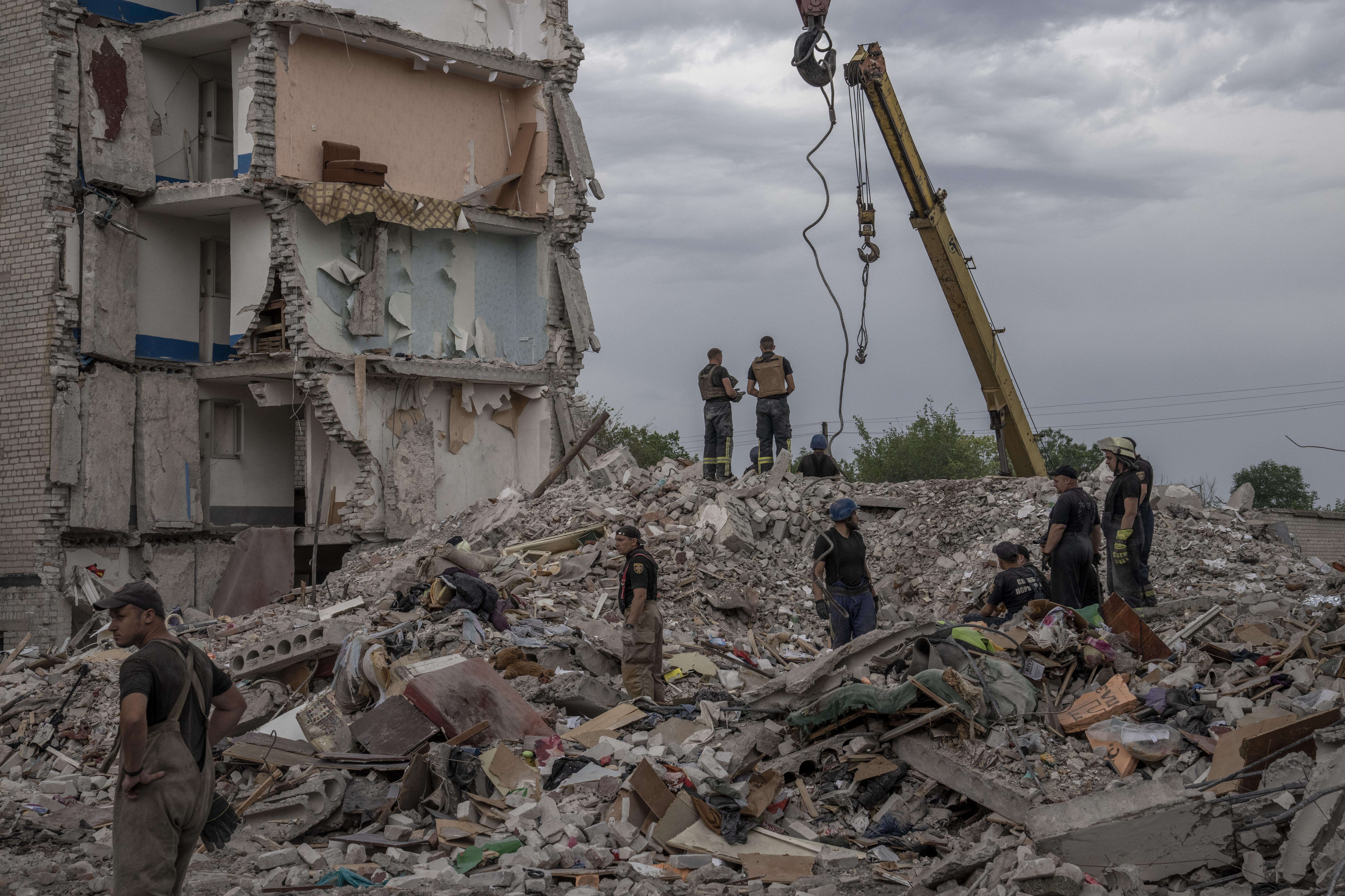 Shkon në 18 numri i të vdekurve nga sulmi rus mbi një objekt civil në Donetsk