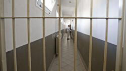 Kapet një qese me telefona celularë dhe marihuanë në qendrën e paraburgimit në Novobërdë