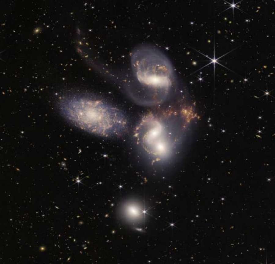 Hyseni: Teleskopi i NASA-s na sjell imazhe të miliarda viteve më parë