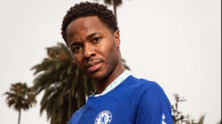 Zyrtare, Chelsea firmos me Sterlingun