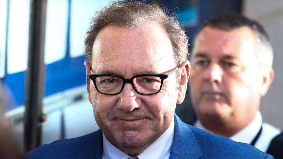 Aktori Kevin Spacey nuk e pranon fajësinë për sulmet seksuale