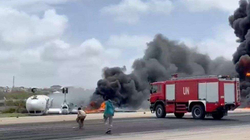 Një aeroplan rrokulliset në aeroportin e Somalisë, s’ka të vdekur