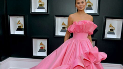 Chrissy Teigen feston një vit esëll me një postim të sinqertë