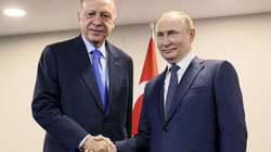 Erdogani “i hakmerret” Putinit, rusi vihet në siklet para kamerave 
