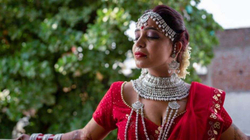 Kundërthëniet që rrethojnë martesën e indianes me veten