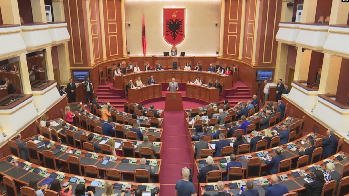 Kuvendi i Shqipërisë miraton rezolutën për raportin e Dick Martyt
