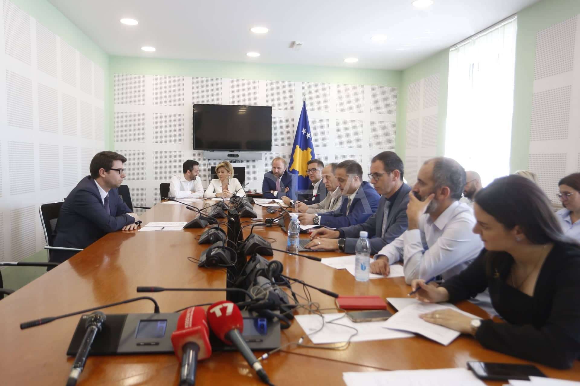 Deputetët e VV-së largohen nga komisioni hetimor për energjinë, pamundësojnë mbledhjen