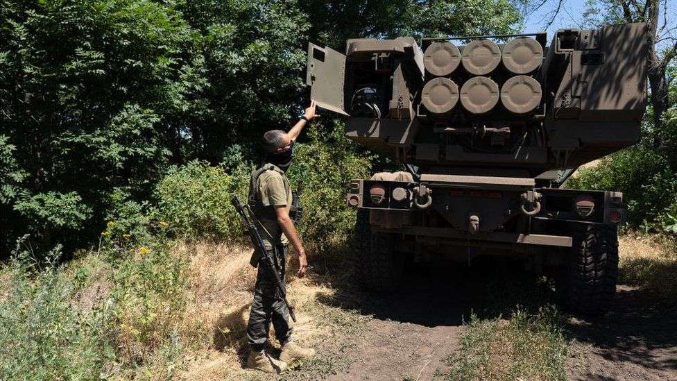 Forcat ukrainase po i afrohen territorit të marrë nga Rusia