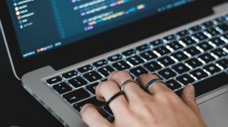 “ICT Kosovo”, projekti që trajnon falas të rinjtë kosovarë në teknologji