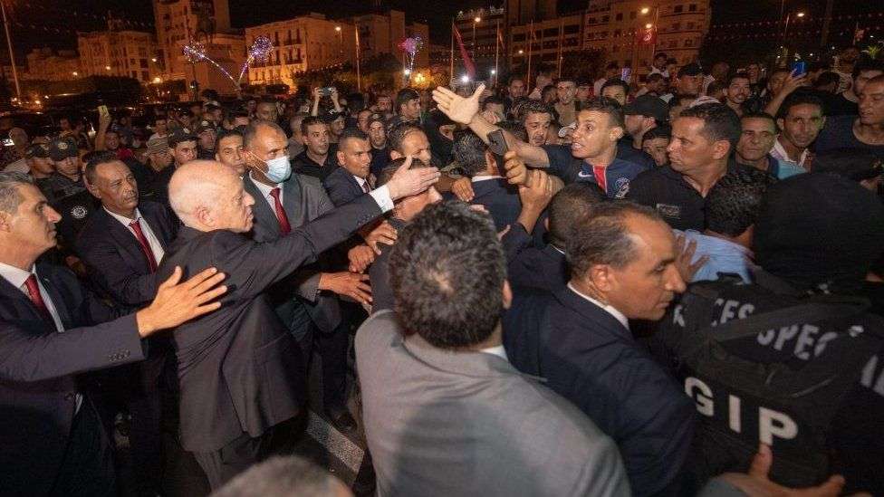 Votuesit i japin presidentit pushtet pothuajse të pakontrolluar në Tunizi