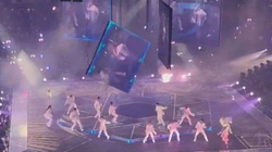 Ekrani bie mbi performuesit gjatë koncertit të grupit “Mirror” në Kinë