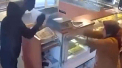 Bëhet virale videoja ku gruaja u ndesh me hajdutin në një furrë në Holandë [VIDEO]