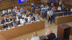 Kuvendi i Prishtinës nis me bojkotin e opozitës