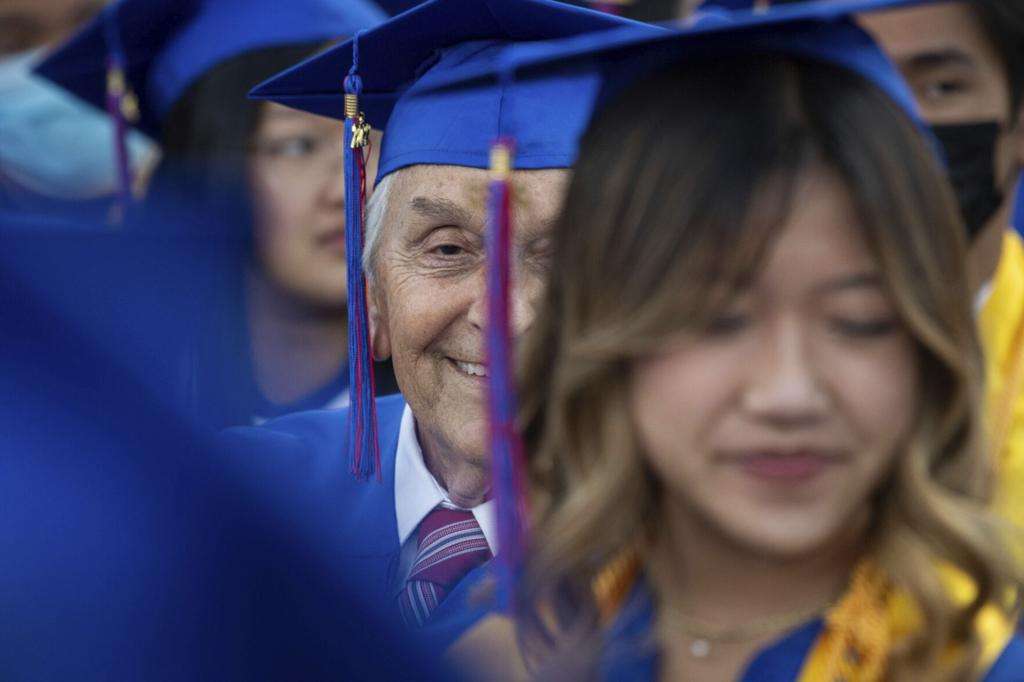 78-vjeçari amerikan merr diplomën e shkollës së mesme pas gjashtë dekadave