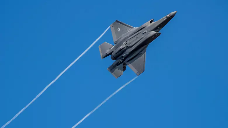 Kanadaja ankohet se avionët kinezë po fluturojnë në mënyrë shumë të rrezikshme