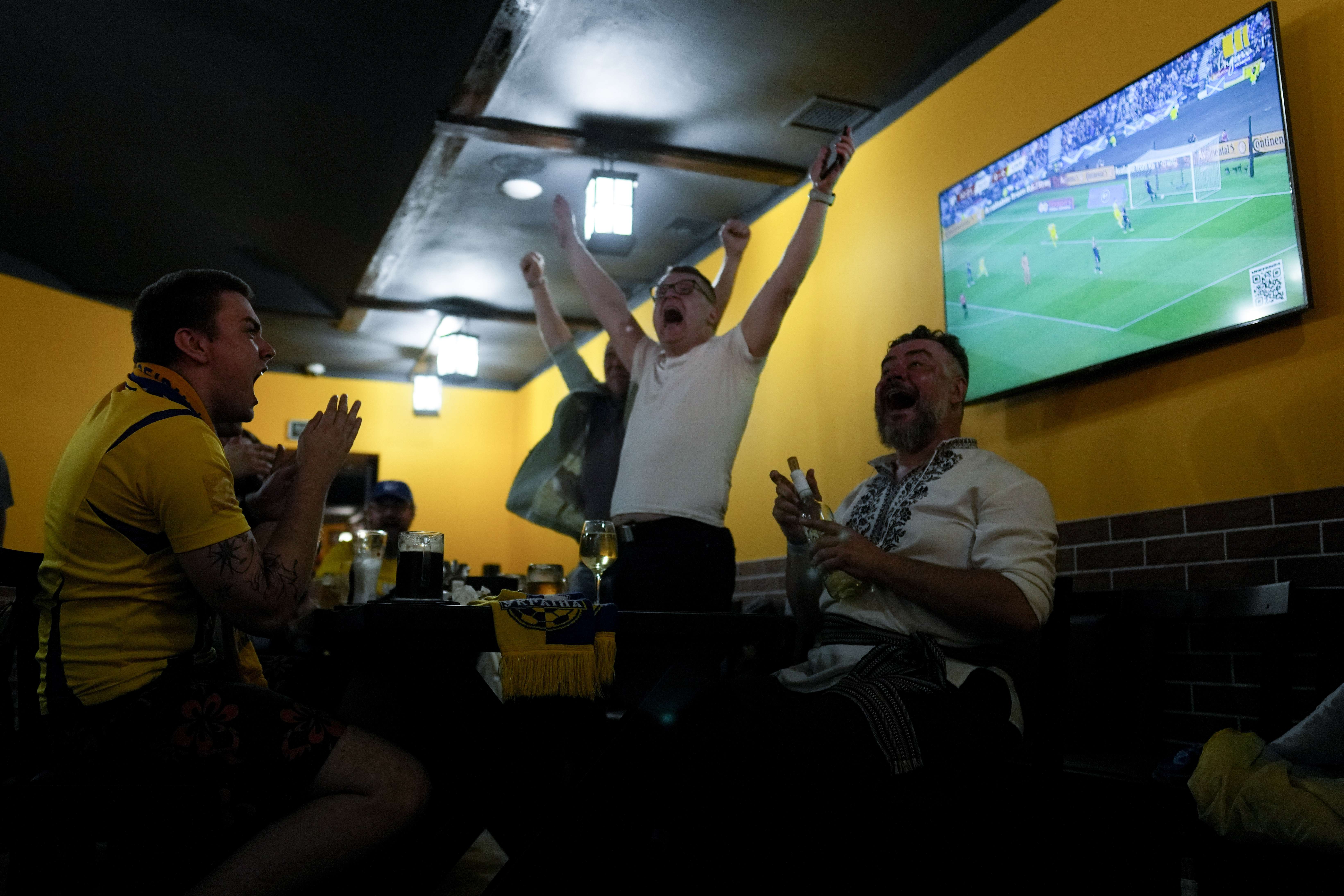 Ukrainasit të ngazëllyer shijojnë fitoren e futbollit në rrugët e Kievit