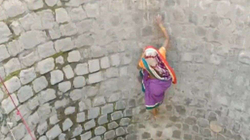 Bëhet virale videoja që shfaq një grua indiane duke rrezikuar jetën për ujë