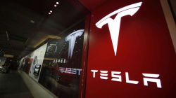 SHBA-ja pranon mbi 750 ankesa për frenim të veturës Tesla papritmas