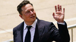 Tesla angazhoi kompani për mbikëqyrjen e punëtorëve të saj në Facebook