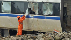 Një i vdekur dhe tetë të lënduar pasi treni del nga shinat në Kinë