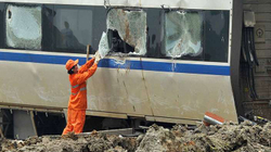 Një i vdekur dhe tetë të lënduar pasi treni del nga shinat në Kinë