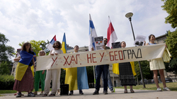 Serbë të paktë protestojnë kundër Lavrovit: “Në Hagë, jo në Beograd”