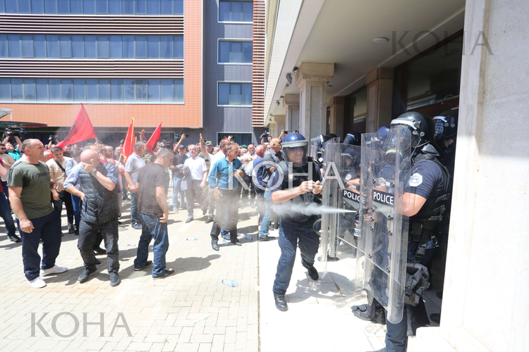 Përfundon protesta, veteranët zotohen të bllokojnë Kuvendin dhe Qeverinë