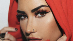 Demi Lovato paralajmëron albumin e ri “Holy Fvck”
