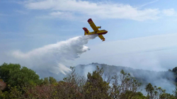 Greqia i del në ndihmë Shqipërisë për fikjen e zjarrit në Sazan me një aeroplan